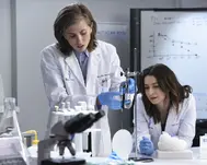 Amelia trabaja con Kai en el laboratorio.