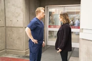 Amelia le dice a Owen que los padres de Betty han salido a la luz.