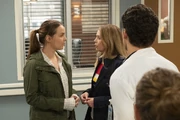 Jo le pide a Meredith que vaya a decirle a Alex mientras espera a Bailey.