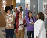 Bailey guía a los estudiantes de STEM por el hospital.