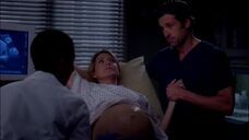 Staffel 9: Da Meredith jetzt kurz vor der Geburt steht ist Derek sehr besorgt und will dass sie es langsam angeht. Sie hört nicht und fällt im Treppenhaus. Ihre Ärztin sagt ihr, dass alles mit dem Baby ok ist.