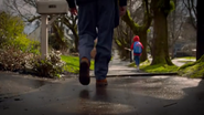 Der Postbeamte verfolgt die kleine Robin Howell
