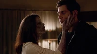 414-Juliette trying to get Nick to look at her