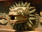 Quetzalcoatl-sculpture-serpent-plumeux-688px