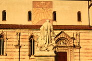Il monumento visto da dietro. Sullo sfondo, il Duomo.