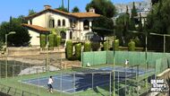 La maison de Michael, un des protagonistes, avec un court de tennis.