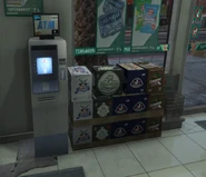 Um caixa ATM e caixas de cervejas no canto da loja.