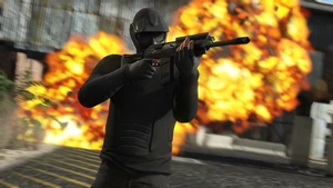 Протагонист GTA Online в тёмном камуфляже и тяжёлым дробовиком