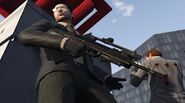 Протагонист GTA Online с новой модифицированной винтовкой.