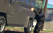 Um policial da N.O.O.S.E em ação.