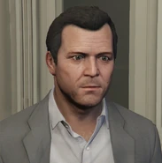 Майкл внутри дома