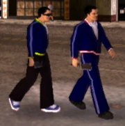 Триады Либерти-Сити прогуливаются по своей территории