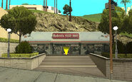 Vue du Roboi's Food Mart du quartier de Mulholland dans GTA San Andreas