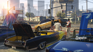 Une image officielle du contenu téléchargeable Lowriders dans GTA Online. On voit la Primo Custom utilisant ses suspensions hydrauliques en arrière plan.