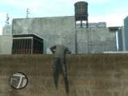 Potem wydostaje się na wyższy budynek…