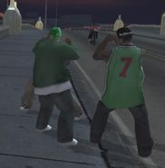 Dois membros da Grove Street lutando com um Balla