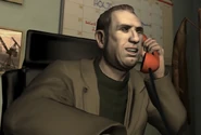Phil telefonon beszélget.