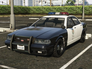 L'avant de la Police Cruiser Stanier dans GTA V avec gyrophares halogènes.