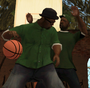 Свит со Смоуком играют в баскетбол