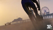 Un cycliste sur Vespucci Beach.