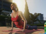 Аманда занимается йогой