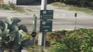 Знак Естакади Кіс у Кі-Ленто, що вказує напрямок до Гамлета в другому трейлері Grand Theft Auto VI.