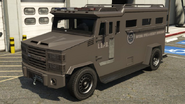 Un Police Riot dans GTA V. Ce véhicule blindé du L.S.P.D. permet le transport de prisonniers, mais aussi et surtout une barrière efficace dans les barrages de police. Toutefois, sa vitesse plus que limitée ne le rend pas adapté à la poursuite.