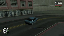 卡尔和塞萨尔驶入巷子