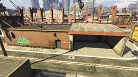 Rear view of the car wash. Note the absence of the "Manager's Special" banner in comparison to GTA V's counterpart.