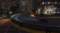 After the track piece above , another right-hand corner follows, leading to a long straight