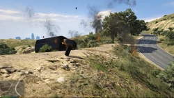 CaidaLibre-GTAV-VanDestroyed