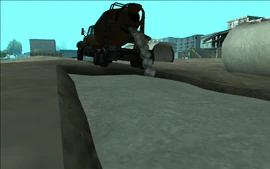 并用一台水泥罐车把沟埋了