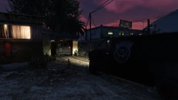 RomanceIsn'tDead-GTAO-SS11.png (2.19 MB) Arriving at Trevor's trailer with the vans.