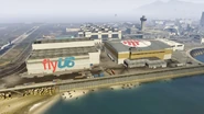 LSIA-gtav-hangars2.jpg (61 KB) Hangars with the FlyUS and Adios Air logo.