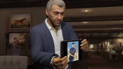 CaidaLibre-GTAV-MartinWithPhotoOfJavier