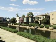 VespucciCanals-GTAV-Houses.jpg (58 KB) Vespucci Canals during the day.