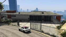 MadrazoHouse-FrontView-GTAV.png (2.41 MB) Front of the house.
