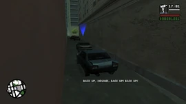 警察也驶入巷子，塞萨尔让卡尔赶紧倒车