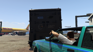It'sAGThing-GTAO-SS4.png (1.54 MB) Fitting a sticky bomb onto the rear doors.