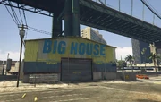 LosSantosInternationalAirport-GTAO-VehicleWarehouseExterior.png