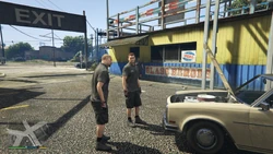 Mechanic NPCs spawning in GTA V.