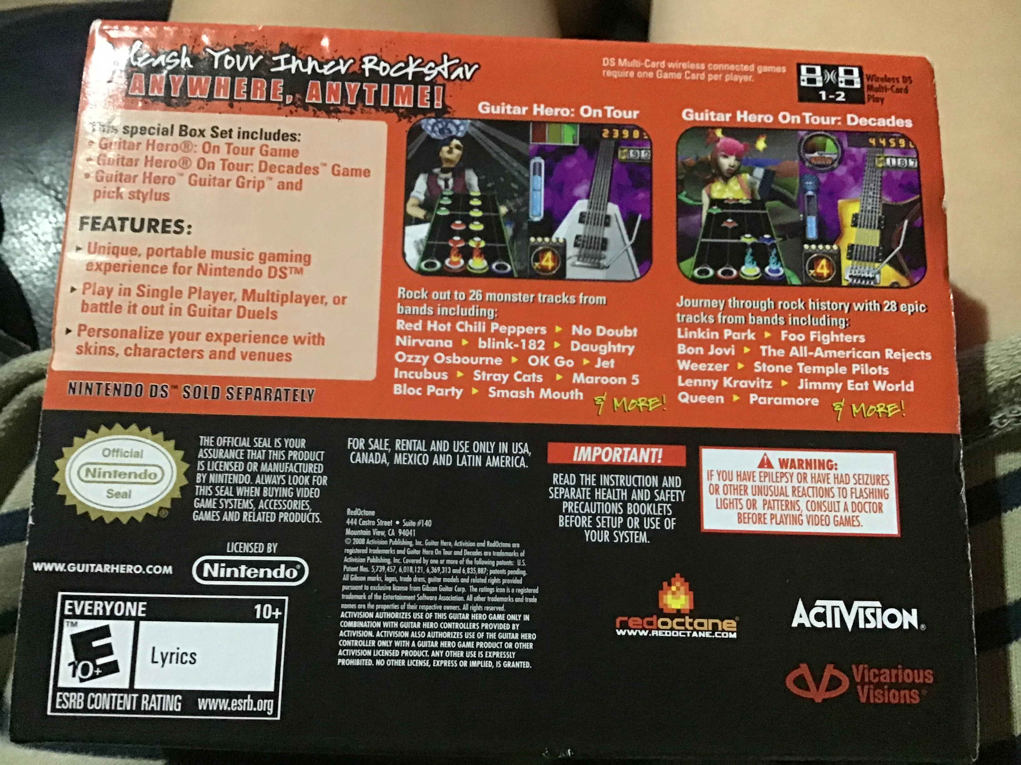 Jeu Nintendo DS Guitar Hero On Tour + Decades Bundle - Version PAL, Bon état - Comprend Le Jeu Et L'accessoire Guitar Grip