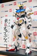 Gundam Barbatos statue unveiled at IRON-BLOODED ORPHANS press conference