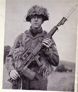 Photograph of a bayonet-equipped EM-2 held by a soldier.