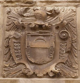 Les armes des Luna, sculptées sur le palais de cette lignée à Ayerbe.