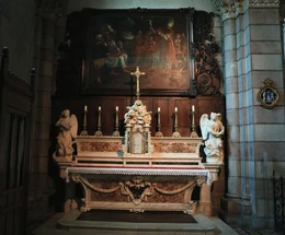 Le trésor de la cathédrale est dispersée à cette époque.