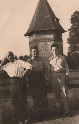 Jean, Gérard et Édouard de Rambaud (trois générations devant le colombier du château de mon grand-père à Jouaignes.
