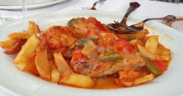 Poulet au chilindrón.