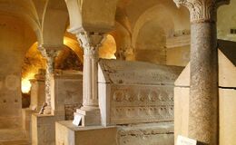 Crypte, où repose la famille d'Authaire.