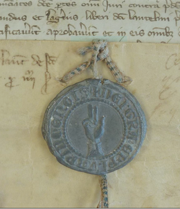 La main d’Arnoul reste tout au long du Moyen Âge l’insigne épiscopal, ainsi ce sceau apposé le 12 mai 1309 par Geoffroi de Launcel, par la grâce de Dieu évêque de Gap († DEI GRAtia EPiscoPI VAPINCENSIS). Archives départementales des Hautes-Alpes, G 1202'"`UNIQ--ref-00000050-QINU`"'.